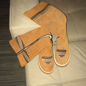 Knee high brown sway  boats.